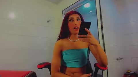 Snapshot of emeli_roushot chatting on January 18, 2025, 5:41 am Emeli online show from January 18, 2025, 5:41 am
