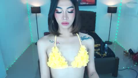 Snapshot of emerladmore chatting on July 28, 2026, 2:13 pm emerladmore online show from July 28, 2026, 2:13 pm