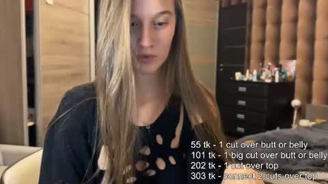 Snapshot of emi__ly chatting on November 28, 2025, 6:43 pm emi__ly online show from November 28, 2025, 6:43 pm