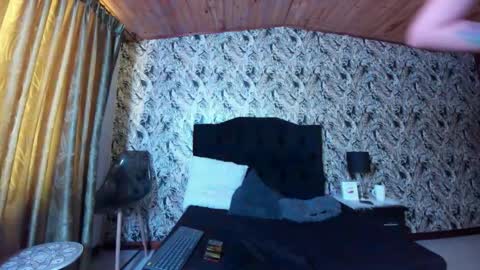 Emilia Gomez online show from October 21, 2025, 1:45 pm