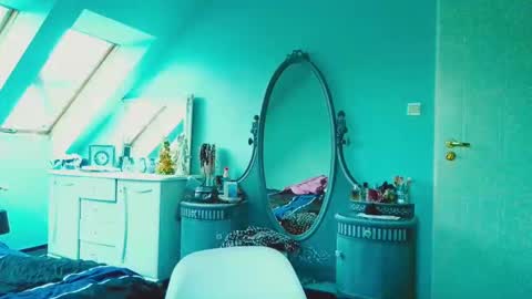 Snapshot of emilachat chatting on December 9, 2024, 1:13 pm Emila online show from December 9, 2024, 1:13 pm