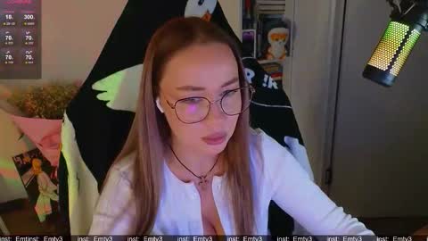 Emili online show from November 18, 2025, 6:01 pm