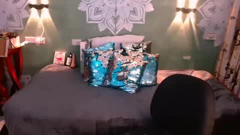 Emili roux online show from February 7, 2025, 5:40 pm