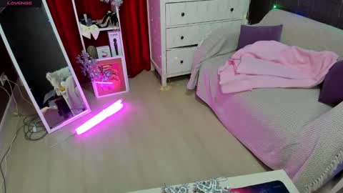 Snapshot of emiliyaqueen chatting on December 3, 2024, 1:52 am Emiliya online show from December 3, 2024, 1:52 am