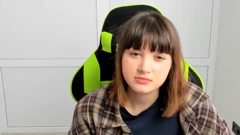 Snapshot of emilli_moon chatting on May 18, 2026, 9:26 am Emmi online show from May 18, 2026, 9:26 am
