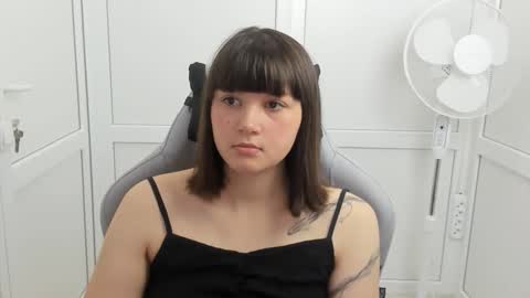 Snapshot of emilli_moon chatting on June 3, 2026, 6:05 am Emmi online show from June 3, 2026, 6:05 am
