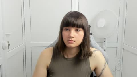 Snapshot of emilli_moon chatting on June 5, 2026, 1:06 pm Emmi online show from June 5, 2026, 1:06 pm