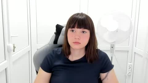 Snapshot of emilli_moon chatting on July 6, 2026, 5:59 am Emmi online show from July 6, 2026, 5:59 am