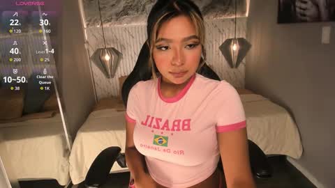 Snapshot of emilly_mell chatting on October 11, 2025, 11:09 am emilly_mell online show from October 11, 2025, 11:09 am