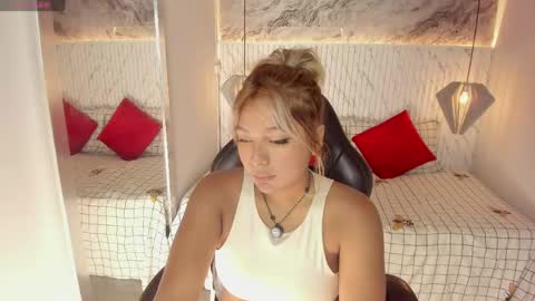 emilly_mell online show from April 30, 2026, 12:11 pm
