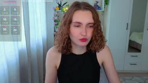 Snapshot of emily_lune chatting on May 6, 2026, 6:41 am Emily online show from May 6, 2026, 6:41 am
