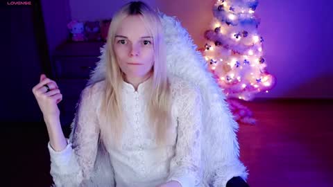 Snapshot of emily_nyaffe chatting on December 22, 2024, 9:31 pm Lia online show from December 22, 2024, 9:31 pm