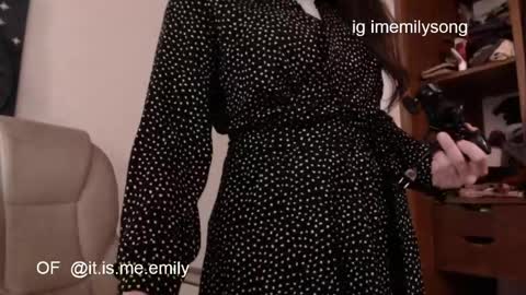 emily_pearl_ online show from April 1, 2026, 8:39 pm