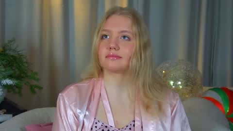 Snapshot of emilyevansen chatting on December 17, 2025, 6:19 am Emily online show from December 17, 2025, 6:19 am