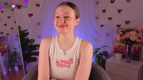 Snapshot of emilyhewell chatting on February 26, 2026, 1:15 am Emi online show from February 26, 2026, 1:15 am