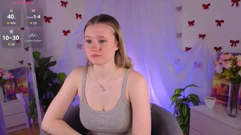 Snapshot of emilyhewell chatting on March 4, 2026, 1:22 am Emi online show from March 4, 2026, 1:22 am