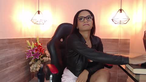 Snapshot of emilyofarrel chatting on December 8, 2024, 2:41 pm Emily online show from December 8, 2024, 2:41 pm
