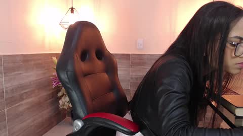 Snapshot of emilyofarrel chatting on December 8, 2024, 5:44 pm Emily online show from December 8, 2024, 5:44 pm
