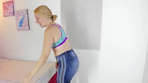 Snapshot of emilysumer chatting on February 13, 2025, 10:00 pm Summer 3 online show from February 13, 2025, 10:00 pm