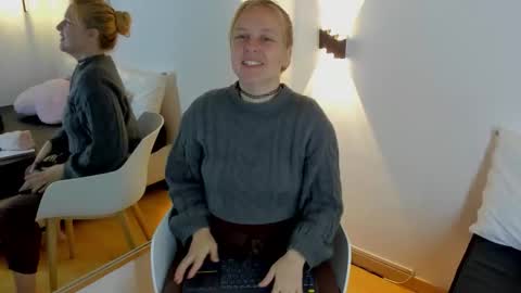 Snapshot of emilysumer chatting on February 22, 2026, 1:09 pm Summer 3 online show from February 22, 2026, 1:09 pm