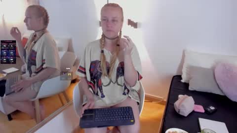 Snapshot of emilysumer chatting on March 22, 2026, 3:43 am Summer 3 online show from March 22, 2026, 3:43 am