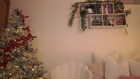 IG thickemmsss online show from December 12, 2024, 7:15 pm