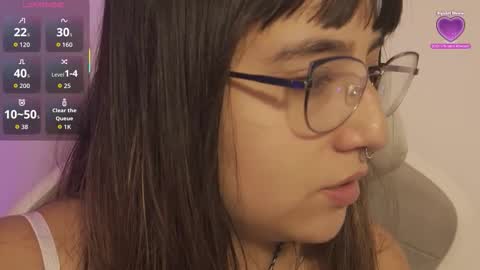 Snapshot of emitaa17228 chatting on November 4, 2025, 8:19 pm emma online show from November 4, 2025, 8:19 pm