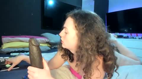 Snapshot of emliyjamesmjb chatting on December 15, 2024, 2:59 pm emliyjamesmjb online show from December 15, 2024, 2:59 pm