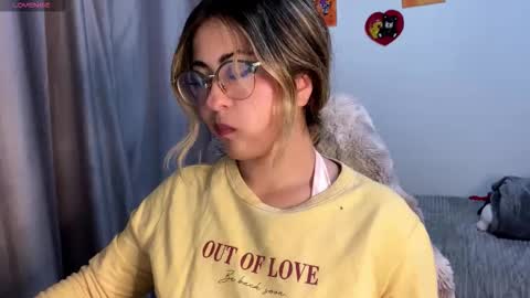 Snapshot of emma__bell_ chatting on November 3, 2025, 10:53 pm Emma Is here online show from November 3, 2025, 10:53 pm