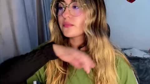 Snapshot of emma__bell_ chatting on November 14, 2025, 11:46 pm Emma Is here online show from November 14, 2025, 11:46 pm