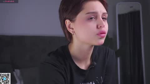 Snapshot of emma_bro0kss chatting on June 14, 2026, 9:44 am Emma online show from June 14, 2026, 9:44 am