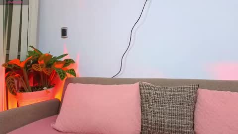 EMMA REVEES  online show from February 12, 2026, 3:23 am