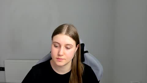 Snapshot of emma_sweettyy chatting on June 3, 2026, 2:33 pm Emma online show from June 3, 2026, 2:33 pm