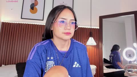 Snapshot of emma_white_01 chatting on December 14, 2024, 6:35 am emma your love online show from December 14, 2024, 6:35 am