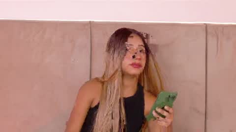 E M M A  online show from April 10, 2026, 4:33 pm