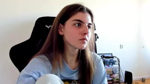 Snapshot of emmamon chatting on October 1, 2025, 10:43 am Emma online show from October 1, 2025, 10:43 am