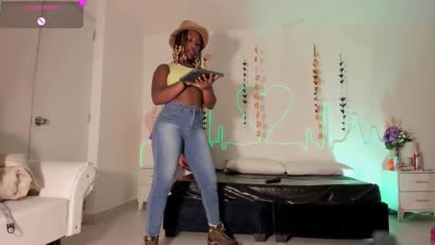 Snapshot of emmasanzoficial chatting on October 18, 2025, 11:33 am Sara online show from October 18, 2025, 11:33 am