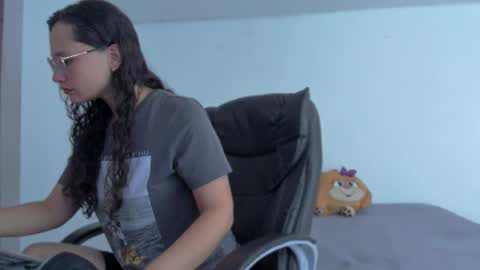 Snapshot of emmatorres9 chatting on December 19, 2024, 10:00 pm Emma Torres online show from December 19, 2024, 10:00 pm