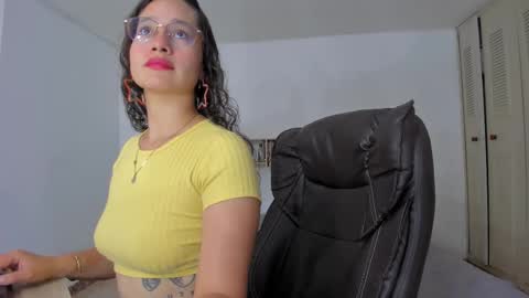 Snapshot of emmatorres9 chatting on December 23, 2024, 1:03 pm Emma Torres online show from December 23, 2024, 1:03 pm