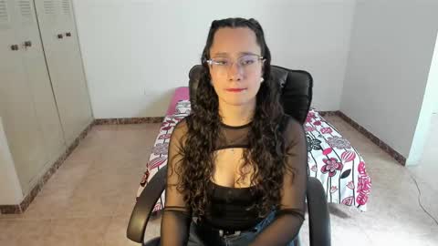Snapshot of emmatorres9 chatting on February 22, 2025, 7:14 pm Emma Torres online show from February 22, 2025, 7:14 pm