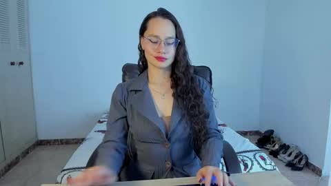 Snapshot of emmatorres9 chatting on March 12, 2025, 8:41 pm Emma Torres online show from March 12, 2025, 8:41 pm