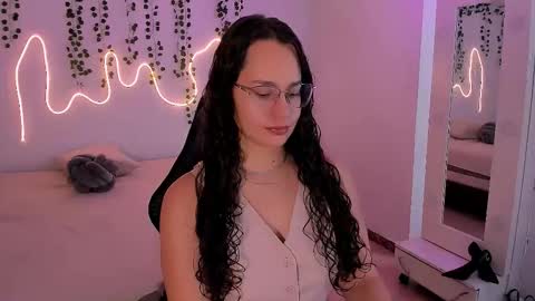 Snapshot of emmatorres9 chatting on October 15, 2025, 2:17 pm Emma Torres online show from October 15, 2025, 2:17 pm