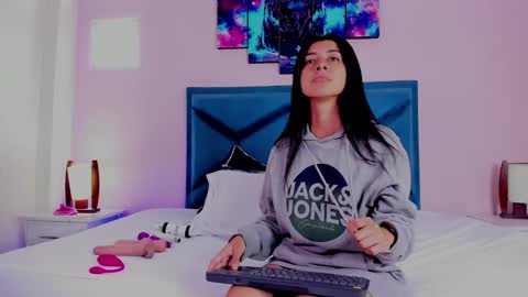 Snapshot of emmawillliams chatting on January 2, 2025, 1:51 pm Emma online show from January 2, 2025, 1:51 pm