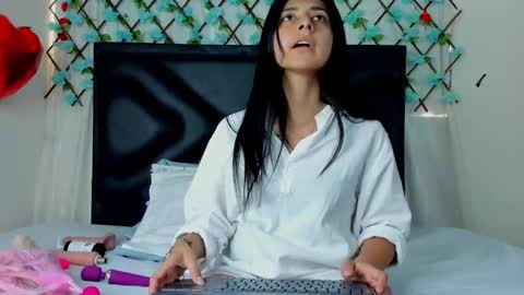 Snapshot of emmawillliams chatting on February 23, 2025, 6:01 pm Emma online show from February 23, 2025, 6:01 pm