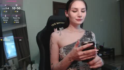 Snapshot of emmiclo chatting on January 26, 2025, 6:59 am Emily online show from January 26, 2025, 6:59 am