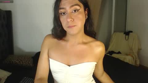 Snapshot of emmiily chatting on November 5, 2025, 8:36 am Emely online show from November 5, 2025, 8:36 am