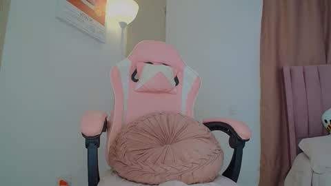 Snapshot of emmily_forever chatting on October 13, 2025, 7:58 pm emmily online show from October 13, 2025, 7:58 pm