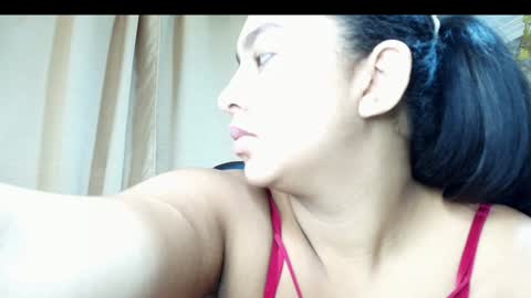 Snapshot of emmily_xue chatting on December 24, 2024, 12:00 pm Maria Camila online show from December 24, 2024, 12:00 pm