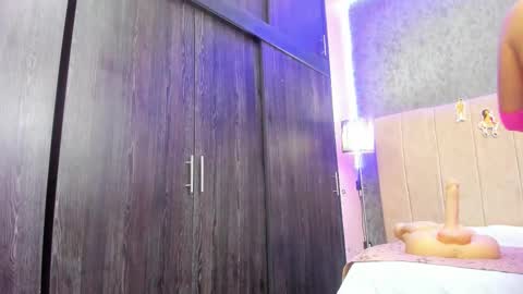 Snapshot of emmily_xue chatting on November 13, 2025, 3:27 am Maria Camila online show from November 13, 2025, 3:27 am