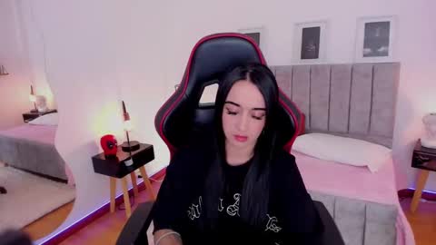 Snapshot of emmyevans1 chatting on January 7, 2025, 7:17 pm Emmy Evans online show from January 7, 2025, 7:17 pm